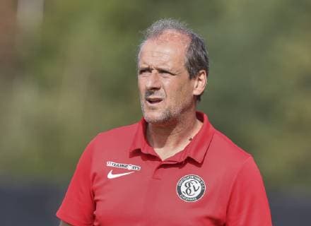 1 FC Saarbruecken SV 07 Elversberg Elversbergs Coach Roland Seitz playing in the Regionalliga Suedwest 1 FC Saarbruecken SV 07 Elversberg Völklingen 06 10 18 Football 12 Day Völklingen Saarland Germany Hermann Neuberger Stadion