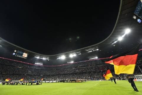 Fahnenschwenker mit deutscher Flagge vor Spielbeginn im Stadion, Allianz Arena, München, Bayern, Deutschland, Europa  iblimw04754190.jpg