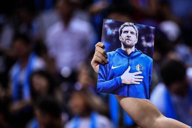Sport Bilder des Tages A Chinese basektball fan shows a photo of Dirk Nowitzki of Dallas Mavericks as they compete against Philadelphia 76ers during the Shenzhen match of the NBA Basketball Herren USA China Games in Shenzhen city, south China s Guangdong province, 8 October 2018. Mavericks beat 76ers 115-112 at Shenzhen match of NBA China Games. Dallas tops 76ers 115-112 at Shenzhen match of NBA China Games  20181009_80038