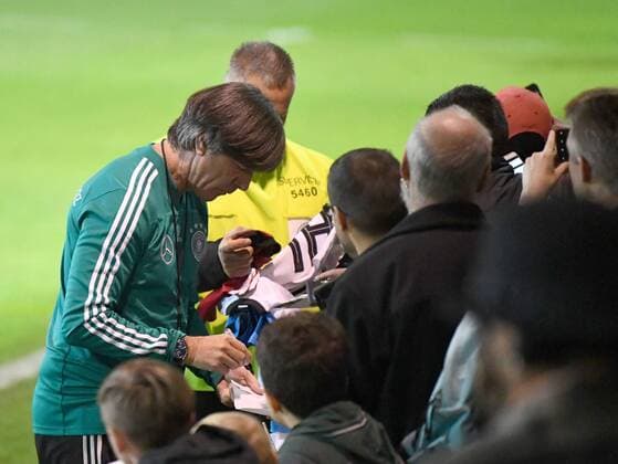 Soccer Men Season 2018 2019 Germany Public training of the German national team in Berlin Stadium on the throwing ground National coach Joachim Löw Germany after the training with the fans 09 10 2018 Copyright: xMatthiasxKochx