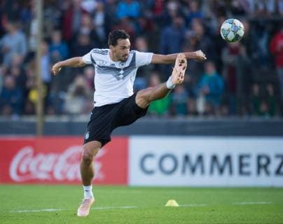 Mats Hummels GER stretches to the ball Football UEFA Nations League 2018 2019 Official training of the national football team at the stadium on the pitch at the Olympic Games in Berlin Germany on 09 10 2018
