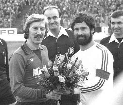Eintracht Frankfurt - FC Bayern München 2:1 03.02.1979. Letztes Spiel Gerd Müller. Jürgen Grabowski (Frankf. li.) verabschiedet Gerd Müller (FCB) vor dem Spiel. *** Eintracht Frankfurt Bayern Munich 2 1 03 02 1979 Last match Gerd Müller Jürgen Grabowski Frankf li says goodbye to Gerd Müller FCB before the match HM
