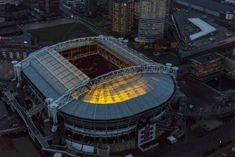 Nederland, Noord-Holland, Amsterdam, 16-01-2014; Amsterdam Zuidoost, Arenagebied met Ziggo Dome, Woonmall en e Arena. Dak van het stadion is geopend, het gras van het voetbaldveld wordt belicht door speciale groeilampen.~Amsterdam Zuidoost, Arena area with Ziggo Dome, Woonmall and Arena Ajax Stadium. The stadium roof is open, the grass of the football field is lighted using special grow lights.~luchtfoto (toeslag op standaard tarieven);~aerial photo (additional fee required);~copyright foto photo Siebe Swart.  Copyright: xHollandsexHoogtex xSiebexSwartxluchtfotografiex x18447885x
