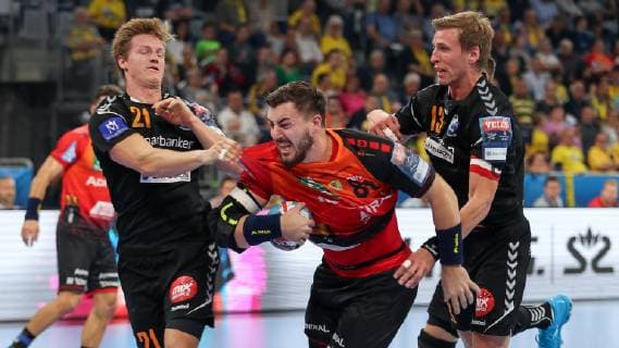 Alfred Ehn IFK 21 Jannik Kohlbacher RNL 80 Olafur Andres Gudmundsson IFK 13 Duel duel tackle tackling Dynamics Action Action Handball Champions League Rhein Neckar Löwen IFK Kristianstad xozx