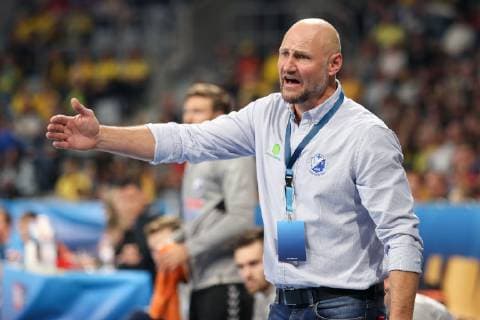 v li Ola Lindgren Coach Head Coach IFK Kristianstad gives gestures instructions gesturing with the arms gives instructions gesticulate single action action game scene handball Champions League Rhein Neckar Lions IFK Kristianstad xozx