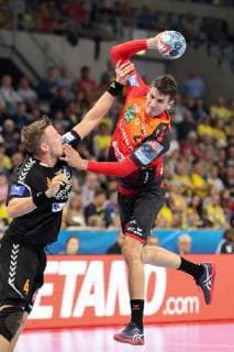 v left Adam Nyfjäll IFK 4 Andre Schmid Andy Schmid RNL 2 duel game scene duel duel tackle tackling momentum Action Action Handball Champions League Rhein Neckar Löwen IFK Kristianstad xozx