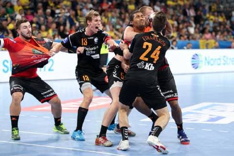 Jannik Kohlbacher RNL 80 Olafur Andres Gudmundsson IFK 13 Arnar Freyr Arnarsson IFK 5 Mads Mensah Larsen RNL 22 Teitur Örn Einarsson IFK 24 Fighting Game scene Duel duel tackle tackling Dynamics Action Action Handball Champions League Rhein Neckar Löwen IFK Kristianstad xozx