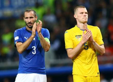 Fußball, Italien - Ukraine October 10, 2018 - Genoa, Italy - Italy v Ukraine - Friendly .Giorgio Chiellini of Italy and Mykyta Burda of Ukraine applauding during the minute of silence in memory of the Genoa bridge collapse victims during the first half at Ferraris Stadium in Genoa, Italy on October 10, 2018. Italy v Ukraine - International Friendly Länderspiel  - ZUMAn230 20181010_zaa_n230_220 Copyright: xMatteoxCiambellix