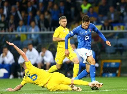 Fußball, Italien - Ukraine October 10, 2018 - Genoa, Italy - Italy v Ukraine - Friendly .Mykyta Burda of Ukraine tackling on Federico Chiesa of Italy at Ferraris Stadium in Genoa, Italy on October 10, 2018. Italy v Ukraine - International Friendly Länderspiel  - ZUMAn230 20181010_zaa_n230_239 Copyright: xMatteoxCiambellix