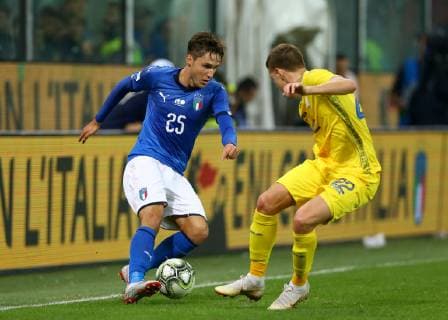 Fußball, Italien - Ukraine October 10, 2018 - Genoa, Italy - Italy v Ukraine - Friendly .Federico Chiesa of Italy and Mykola Matviyenko of Ukraine at Ferraris Stadium in Genoa, Italy on October 10, 2018. Italy v Ukraine - International Friendly Länderspiel  - ZUMAn230 20181010_zaa_n230_247 Copyright: xMatteoxCiambellix