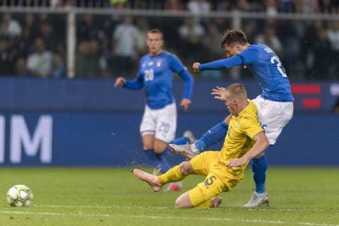 Federico Chiesa (Italy) Mykyta Burda (Ukraine) during the UEFA Nations League Friendly match between Italy 1-1 Ukraine at Luigi Ferraris Stadium on October 10, 2018 in Genova, Italy. Noxthirdxpartyxsales  (87633575)