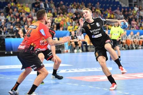 Rhein Neckar Loewen IFK Kristianstad Kristianstads Nilsen Stig Goals Moen at the throw in front of it Rhein Neckar Loewe Bogdan Radivojevic Nr 14 at the match in the Champions League Rhein Neckar Loewen IFK Kristianstad Mannheim 10 10 18 Handball Champions League Group Phase Mannheim Baden Wuerttemberg Germany SAP Arena