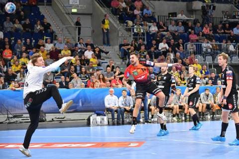 Rhein Neckar Loewen IFK Kristianstad Rhein Neckar Loewe Bogdan Radivojevic No. 14 in the throw against Kristianstads Larsson Leo in the game in the Champions League Rhein Neckar Loewen IFK Kristianstad Mannheim 10 10 18 Handball Champions League Group Phase Mannheim Baden Wuerttemberg Germany SAP Arena