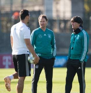 In the conversation Mats Hummels assistant coach Marcus Sorg and national coach Joachim Loew vl Football UEFA Nations League 2018 2019 Official training of the national football team in the stadium on the pitch at the Olympic Games in Berlin Germany on 11 10 2018