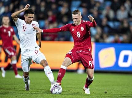 Fußball, U21 EM Quali, Dänemark - Polen Danmarks Jacob Bruun Larsen mod Polens Bartosz Kapustka i U21 U 21 EM-kvalifikationskampen mellem Danmark og Polen paa Aalborg Stadion, fredag 12. oktober 2018.. , Aalborg Jylland Denmark  Copyright: HenningxBagger HenningxBaggerx COP101 spdk20181012-185700-L