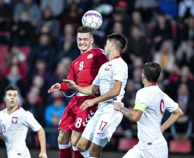 Fußball, U21 EM Quali, Dänemark - Polen Danmarks Jacob Bruun Larsen mod Polens Bartosz Kapustka i U21 U 21 EM-kvalifikationskampen mellem Danmark og Polen paa Aalborg Stadion, fredag 12. oktober 2018.. , Aalborg Jylland Denmark  Copyright: HenningxBagger HenningxBaggerx COP101 spdk20181012-185917-L
