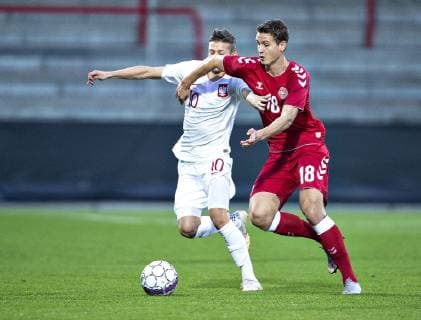 Fußball, U21 EM Quali, Dänemark - Polen Danmarks Oliver Abildgaard mod Polens Sebastian Szymanski i U21 U 21 EM-kvalifikationskampen mellem Danmark og Polen paa Aalborg Stadion, fredag 12. oktober 2018.. , Aalborg Jylland Denmark  Copyright: HenningxBagger HenningxBaggerx COP101 spdk20181012-190216-L