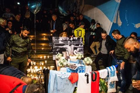 Sport Themen der Woche KW41 Sport Bilder des Tages Fußball, Trauer um Labinot Harbuzi in Malmö 181012 Besökare runt en bild, blommor, ljus och fotbollströjor under en minnesstund för Labinot Harbuzi den 12 oktober 2018 i Malmö. *** 181012 Visitors around a picture of flowers light and soccer jerseys in memory of Labinot Harbuzi on October 12, 2018 in Malmö  Copyright: MATHILDAxAHLBERG BB181012MA017