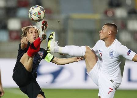 Sport Themen der Woche KW41 Sport Bilder des Tages Fußball, Nations League, Kroatien - England Luka Modric of Croatia tackles Ross Barkley of England during the Uefa Nations League, Group A4 match at Stadion HNK Rijeka, Rijeka. Picture date: 12th October 2018. Picture credit should read: David Klein Sportimage EDITORIAL USE ONLY. No use with unauthorised audio, video, data, fixture lists, club league logos or live services. Online in-match use limited to 120 images, no video emulation. No use in betting, games or single club league player publications.