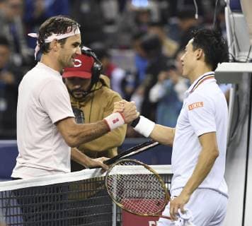 Sport Bilder des Tages Tennis: Nishikori at Shanghai Masters Roger Federer (L) of Switzerland clasps hands with Kei Nishikori of Japan after defeating him 6-4, 7-6(4) in a Shanghai Masters quarterfinal in the Chinese city on Oct. 12, 2018. 