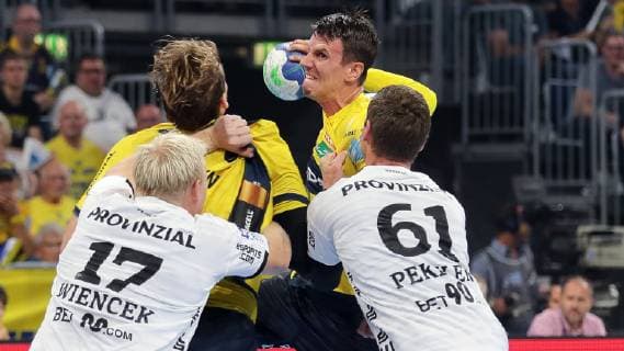 v left Patrick Wiencek THW 17 Jesper Nielsen RNL 36 Andre Schmid Andy Schmid RNL 2 Hendrik Pekeler THW 61 Duel duel tackle tackling Dynamics Action Action Handball DKB Bundesliga Rhein Neckar Löwen THW Kiel xozx