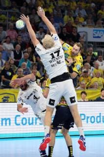 v li Domagoj Duvnjak THW 4 Patrick Wiencek THW 17 Steffen Fäth RNL 23 in jump throw Throwing Throwing Action Action Game scene Handball DKB Bundesliga Rhein Neckar Löwen THW Kiel xozx