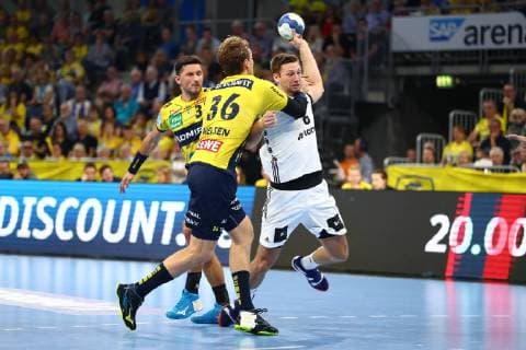 Hendrik Pekeler THW Kiel in a duel with Jesper Nielsen Rhein Neckar Loewen Rhein Neckar Loewen vs. THW Kiel DKB Handball Bundesliga 13 10 2018 Photo Eibner Rhein Neckar Loewen vs. THW Kiel DKB Handball Bundesliga 13 10 2018 Mannheim Copyright: xEIBNER Alexander_Neisx EP_ANS