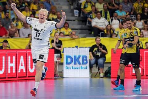 Patrick Wiencek THW 17 celebrates a goal Jubilee Torjubel Goalkeeping celebrate the goal goal celebration Cheering over the goal optimistic Game scene Highlight Action Action Handball DKB Bundesliga Rhein Neckar Löwen THW Kiel xozx