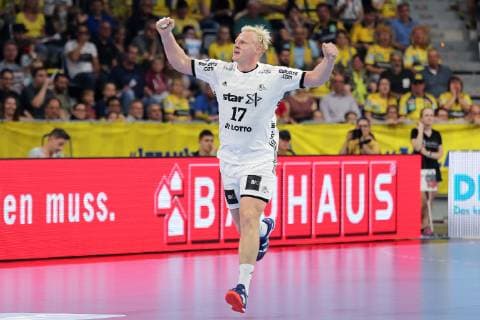 Patrick Wiencek THW 17 celebrates a goal Jubilee Torjubel Goalkeeping celebrate the goal goal celebration Cheering over the goal optimistic Game scene Highlight Action Action Cut Out Full Body Single Action Action Handball DKB Bundesliga Rhein Neckar Löwen THW Kiel xozx