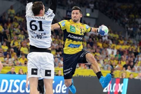 Hendrik Pekeler THW 61 Alexander Petersson RNL 32 in jump throw Throw Goal Throw Action Action Game scene Handball DKB Bundesliga Rhein Neckar Löwen THW Kiel xozx