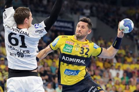 Hendrik Pekeler THW 61 Alexander Petersson RNL 32 in jump throw Throw Goal Throw Action Action Game scene Handball DKB Bundesliga Rhein Neckar Löwen THW Kiel xozx