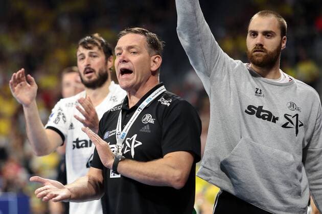 v li Domagoj Duvnjak THW 4 Alfred Gislason Manager THW Head Coach Andreas Wolff Goalkeeper THW 33 clapping his hands Clapping Applause applauding motivates the team Motivation Action Action Game scene Handball DKB Bundesliga Rhein Neckar Löwen THW Kiel xozx