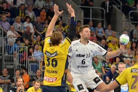Rhein Neckar Loewen THW Kiel Rhein Neckar Loewe Jesper Nielsen No. 36 in a duel with Kiels Harald Reinkind No. 6 in the handball Bundesliga Rhein Neckar Loewen THW Kiel Mannheim 13 10 18 Handball 6 Match Mannheim Mannheim Baden Wuerttemberg Germany SAP Arena
