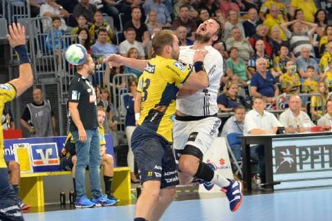 Rhein Neckar Loewen THW Kiel Rhein Neckar Loewe Steffen Fäth Faeth No 23 against Kiel Domagoj Duvnjak No 4 playing in the Handball Bundesliga Rhein Neckar Loewen THW Kiel Mannheim 13 10 18 Handball 6 Matchday Mannheim Baden Wuerttemberg Germany SAP Arena