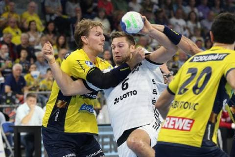 Rhein Neckar Loewen THW Kiel Kiels Harald Reinkind No. 6 against Rhein Neckar Loewe Jesper Nielsen No. 36 in the Handball Bundesliga Rhein Neckar Loewen THW Kiel Mannheim 13 10 18 Handball 6 Match Mannheim Mannheim Baden Wuerttemberg Germany SAP Arena