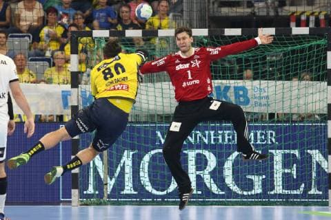 Rhein Neckar Loewen THW Kiel Rhein Neckar Loewe Jannik Kohlbacher No. 80 against Kiel Niklas Landin No. 1 in the Handball Bundesliga Rhein Neckar Loewen THW Kiel Mannheim 13 10 18 Handball 6 Match Mannheim Mannheim Baden Wuerttemberg Germany SAP Arena
