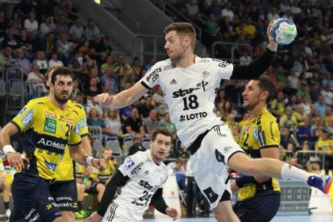 Rhein Neckar Loewen THW Kiel Scoring of Kiel Niclas Ekberg No. 18 playing in the Handball Bundesliga Rhein Neckar Loewen THW Kiel Mannheim 13 10 18 Handball 6 Matchday Mannheim Baden Wuerttemberg Germany SAP Arena