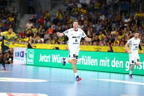 Harald Reinkind THW Kiel rejoices Rhein Neckar Loewen vs. THW Kiel DKB Handball Bundesliga 13 10 2018 Photo Eibner Rhein Neckar Loewen vs. THW Kiel DKB Handball Bundesliga 13 10 2018 Mannheim Copyright: xEIBNER Alexander_Neisx EP_ANS