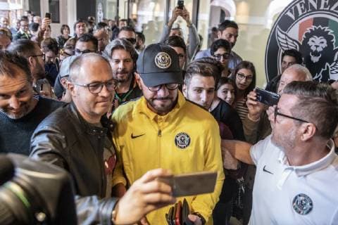 Photo Paola Garbuio LaPresse October 13, 2018 M9 Venezia store ,Mestre (ve), Italy soccer presentazione nuovo allenatore Venezia ,Walter Zenga In the pic:Walter Zenga venice new football mister  Copyright: xPaolaxGarbuio LaPressex