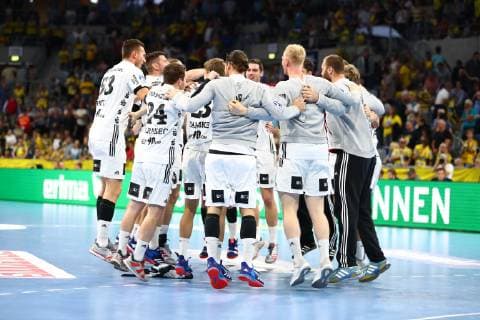 The team from Kiel celebrates the victory Rhein Neckar Loewen vs. THW Kiel DKB Handball Bundesliga 13 10 2018 Photo Eibner Rhein Neckar Loewen vs. THW Kiel DKB Handball Bundesliga 13 10 2018 Mannheim Copyright: xEIBNER Alexander_Neisx EP_ANS