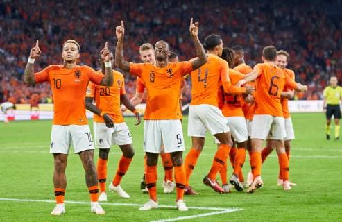 Netherlands-Germany , Soccer, Amsterdam, October 13, 2018 Georginio WIJNALDUM, NL 8 shoot goal for 3-0 gegen Manuel NEUER, DFB 1 goalkeeper, celebration with Memphis DEPAY, NL 10 NETHERLANDS - GERMANY Football Nations League, Season 2018 2019, Amsterdam, Netherlands, October 13, 2018. Photographer: Peter Schatz MAGICS