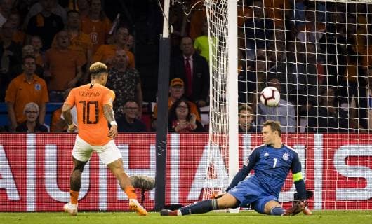Amsterdam 13 10 2018 Goal to the 2 0 dutch Memphis Depay NL against keeper Manuel Neuer Germany Netherlands Germany