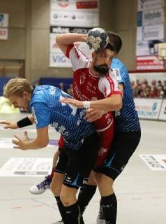 TuS Ferndorf HSG Nordhorn Lingen 13 10 2018 Image center Marijan Basic TuS Ferndorf is fouled by Patrick Miedema and Toon Leenders HSG Nordhorn Lingen Kreuztal Stählerwiese Germany