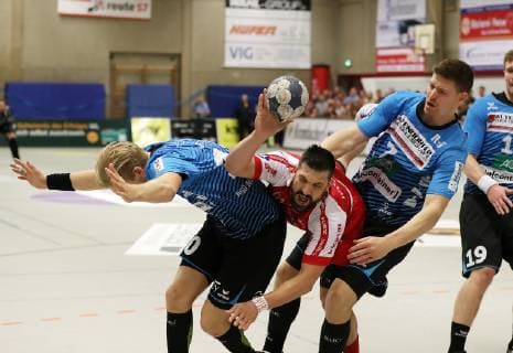 TuS Ferndorf HSG Nordhorn Lingen 13 10 2018 Image center Marijan Basic TuS Ferndorf is fouled by Patrick Miedema and Toon Leenders HSG Nordhorn Lingen Kreuztal Stählerwiese Germany