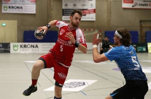 TuS Ferndorf HSG Nordhorn Lingen 13 10 2018 Duel Jonas Faulenbach TuS Ferndorf Lutz Heiny HSG Nordhorn Lingen Kreuztal Stählerwiese Germany
