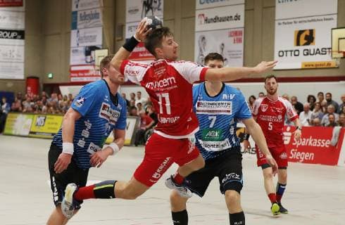 TuS Ferndorf HSG Nordhorn Lingen 13 10 2018 Lucas Schneider TuS Ferndorf with the 5 2 left Luca de Boer and Toon Leenders HSG Nordhorn Lingen remains only the spectator role Kreuztal Stählerwiese Germany