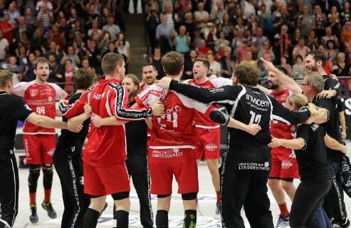 TuS Ferndorf HSG Nordhorn Lingen 13 10 2018 The Ferndorfer team celebrates the 28 26 victory over the HSG Nordhorn Lingen Kreuztal Stählerwiese Germany