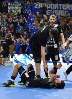 Sebastian Greß darübr Co Coach Rico Göde and behind him Arseniy Buschmann all Dresden HC Elbflorenz Dresden vs Dessau Rosslauer HV 06 Handball 2 League of Men 2 Bundesliga Season 2018 2019 Dresden Ballroom Arena Dresden 13 10 2018