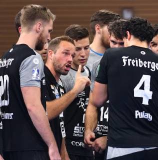 Coach Christian Pöhler Dresden in the midst of his players HC Elbflorenz Dresden vs Dessau Rosslauer HV 06 Handball 2 League of Men 2 Bundesliga Season 2018 2019 Dresden Ball Games Arena Dresden 13 10 2018
