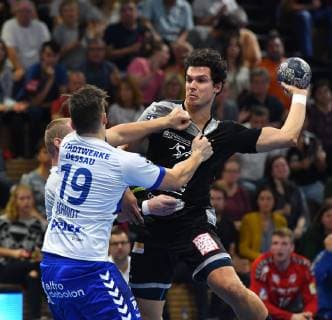 l Daniel Schmidt Dessau vs Gabor Pulay Dresden HC Elbflorenz Dresden vs Dessau Rosslauer HV 06 Handball 2 Mens league 2 Bundesliga Season 2018 2019 Dresden Ball games Arena Dresden 13 10 2018